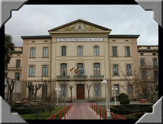 Fachada histórica del edificio de la Facultad de Empresa y Gestión Pública de Huesca